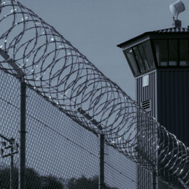 Overlevelse i topsikret fængsel: Bag tremmer igen